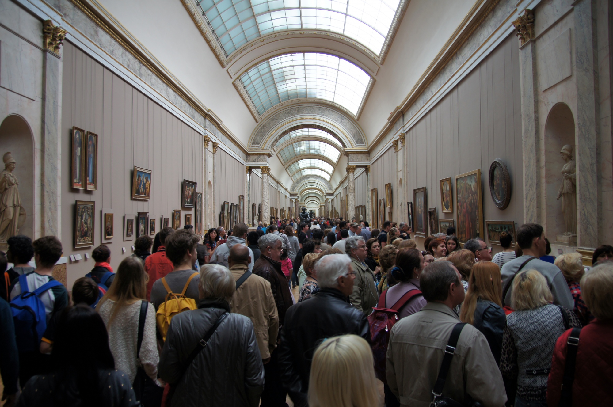 Crowds of The Louvre
